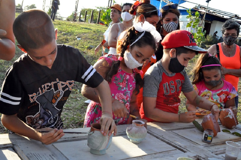 Los niños pintan las piezas para el rakú en la finca Albaoa. Ríos Intermitentes II: El Camino