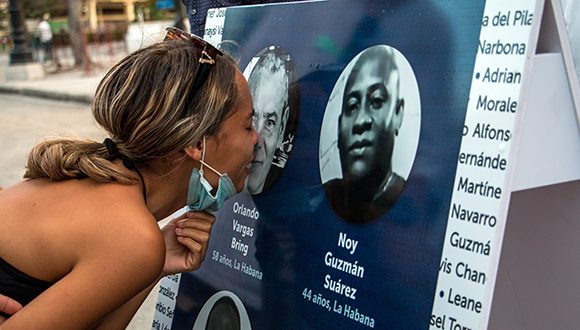 Familiares de las victimas del fatídico accidente del Hotel Saratoga. Foto: Abel Padrón Padilla/ Cubadebate.