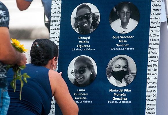 Familiares de las victimas del fatídico accidente del Hotel Saratoga. Foto: Abel Padrón Padilla/ Cubadebate.