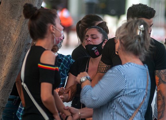 Familiares de las victimas del fatídico accidente del Hotel Saratoga. Foto: Abel Padrón Padilla/ Cubadebate.