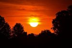 El solsticio de verano tiene lugar entre el 20 y el 22 de junio, mas, raramente se producen un 22. El último ocurrió en 1975.