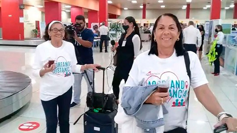 Olga L. Suárez Torres, pasajera que llegó en compañía de su madre para visitar a su familia.