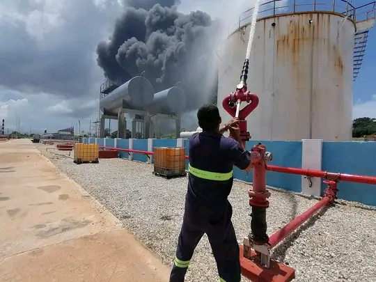 Acciones para controlar incendio en Base de Supertanqueros