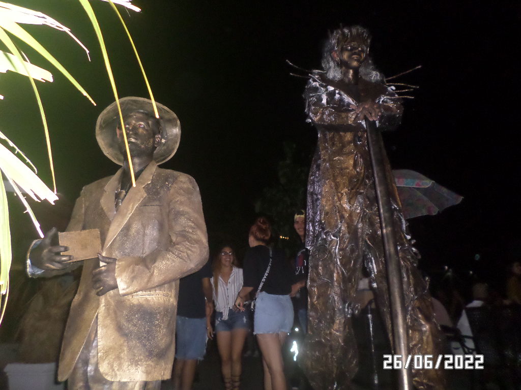 Para trabajar las estatuas vivientes en zancos hay que poseer mucho equilibrio.