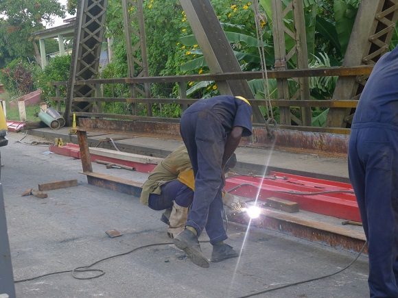 Reparaciones en el Puente Canímar. Foto: Ernesto Arturo Santana García del Busto