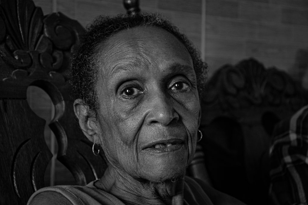 Este fotorreportaje es una viaje hacia algunos rostros de ancianos que visitan la Casa de Abuelos “Antonio Dicirt”, en Matanzas.