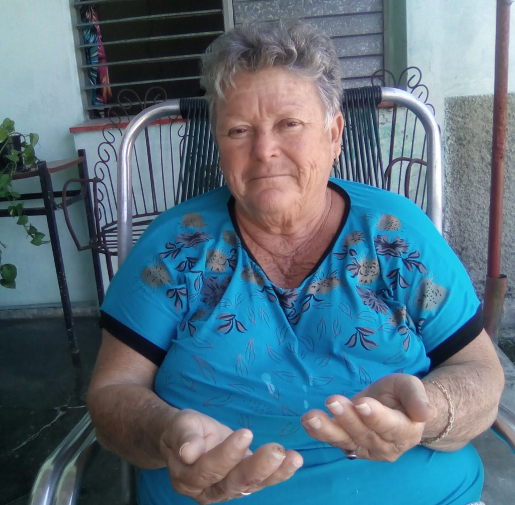 Carmen Díaz González dedicó más de cuatro décadas al magisterio, a enseñar a los pequeños. A su hogar acuden estudiantes a quienes ayuda.