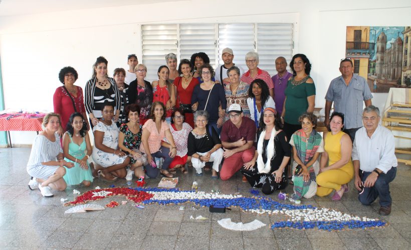 Científicos y artesanos que participaron en el taller de diversificación de productos artesanales en la Sericultura.