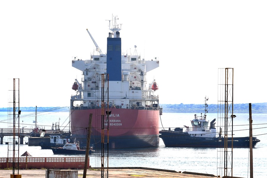 Imagen del 30 de marzo de 2023 de un buque descargando petróleo en un muelle de la Base de Supertanqueros de Matanzas, en la provincia de Matanzas, Cuba. (Xinhua/Joaquín Hernández)