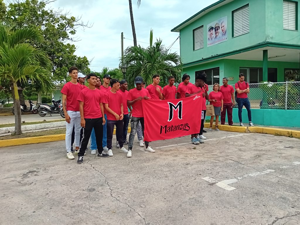 Fue abanderado hoy el equipo yumurino de fútbol sala primera categoría en la sede de la Unión de Jóvenes Comunistas de Matanzas.V