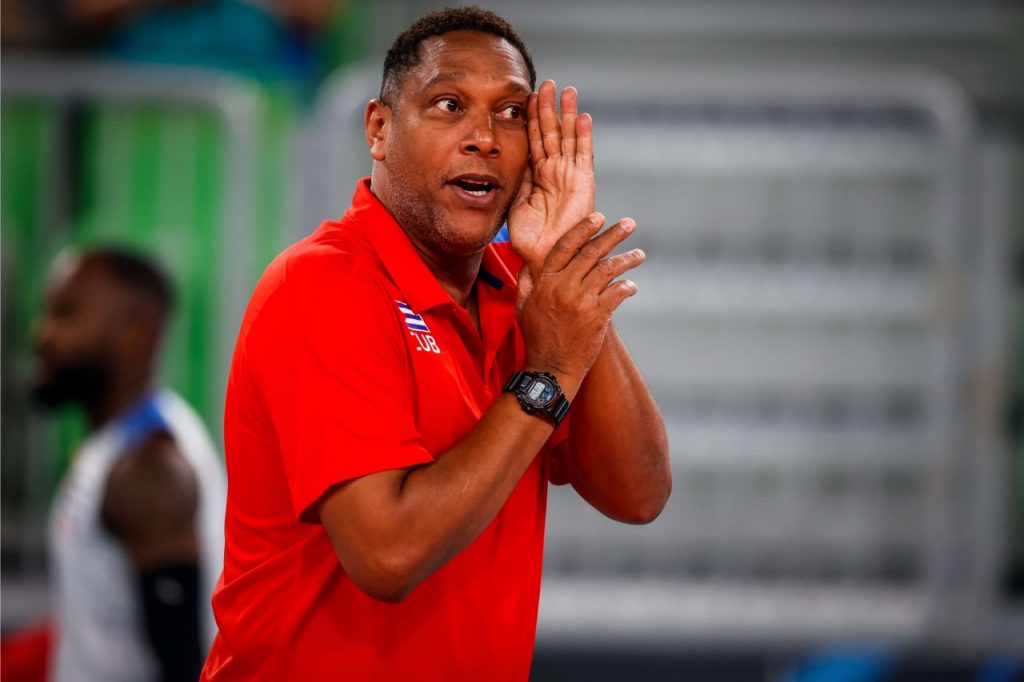 Mentor cubano, Nicolás Vives, que lleva Equipo Cuba de Voleibol en una nueva temporada