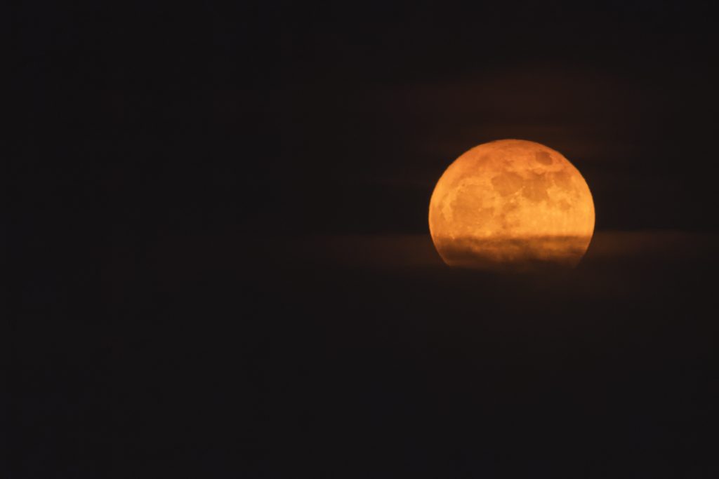 La Luna, el satélite natural de la Tierra, la niña desvelada que desde el cielo custodia los sueños del planeta, no deja de sorprendernos.