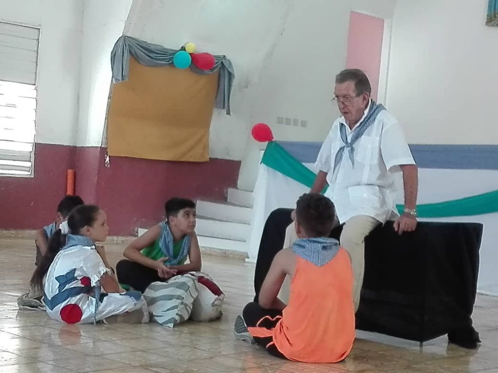 El maestro René Quirós junto a los niños de su proyecto cultural