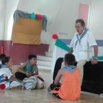 El maestro René Quirós junto a los niños de su proyecto cultural