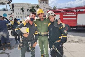 Junior y Yoamel, junto a Edel fueron los tres matanceros rescatistas que participaron en las labores de salvamento del Hotel Saratoga.