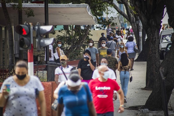 Personas transitando por la calle 23 el 26 de enero de 2021. Foto: Ariel Ley / ACN