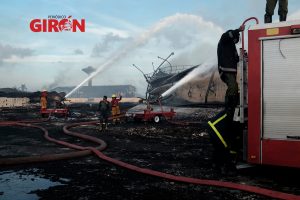 Bomberos extinguiendo el incendio en la Zona Industrial de Matanzas, Cuba.