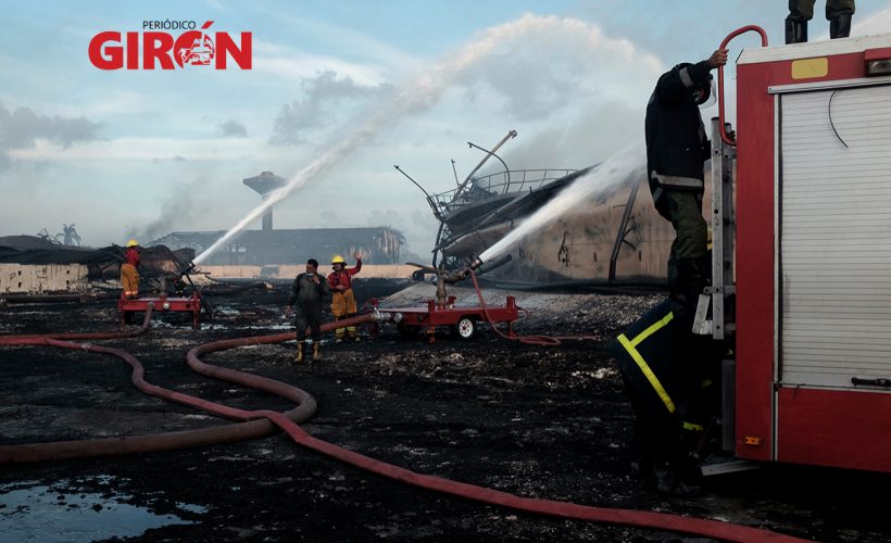 Bomberos extinguiendo el incendio en la Zona Industrial de Matanzas, Cuba.