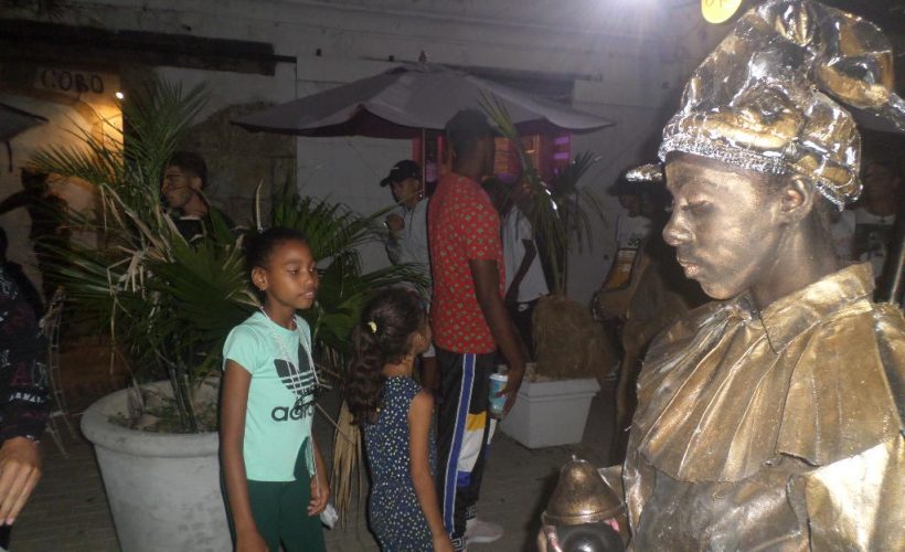 Estatuas vivientes, espías del pasado