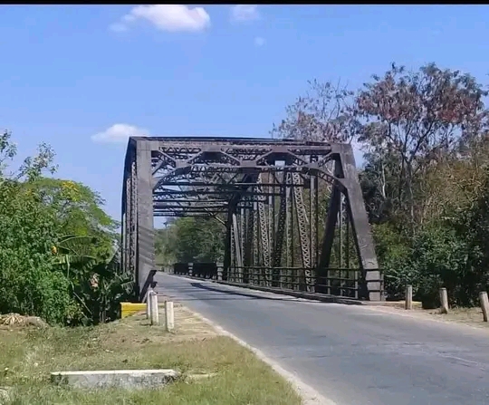 La sustitución de un montante vertical, sobresale entre las labores de reparación en el Puente Canímar, ubicado en la Carretera Central.