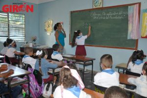Cimiento débil en la enseñanza, edificio que cae