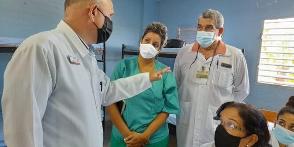 Luego de asumir funciones directivas en los momentos más cruentos de la Covid-19, el matrimonio vuelve a la carga, esta vez al frente del Centro Anexo al Hospital Faustino Pérez. Foto: TV Yumurí.