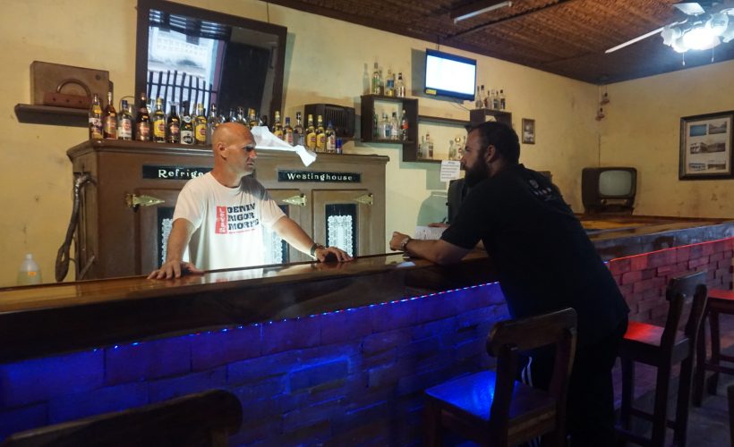 Bautizado como Vía Sur Los Peregrinos, el Bar-Cafetería-Restaurante es fruto del empeño de Henry, quien rescató un antiguo bar del poblado de Alacranes.