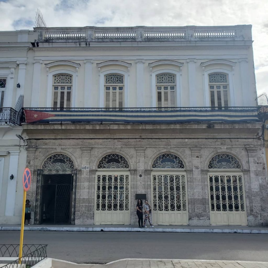 Desde 1898 cada 28 de enero se coloca la misma bandera en el balcón del Museo Farmaceútico de Matanzas.