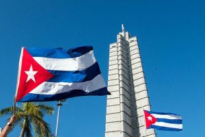 Bandera cubana en la plaza de la Revolución. Foto: Abel Padrón Padilla/ Cubadebate.