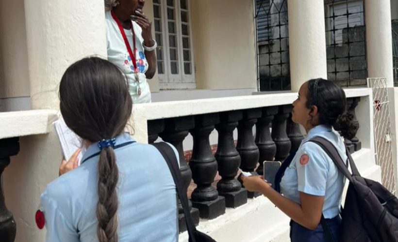 Estudiantes matanceros llegan a barrios para propiciar un acercamiento a la comprensión de las elecciones que tendrán lugar en Cuba.