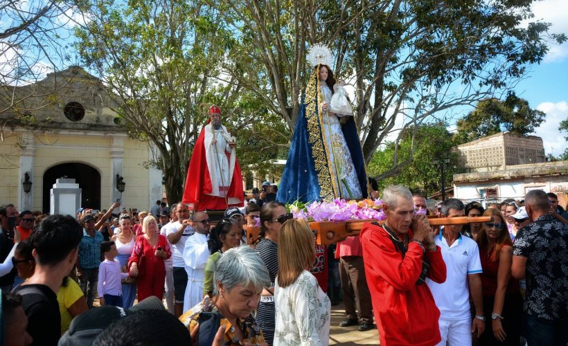 Moradores del poblado de Ceiba Mocha en identitaria procesión de la Virgen de la Candelaria. Foto Perfil de Facebook de Yenli Lemus Domínguez
