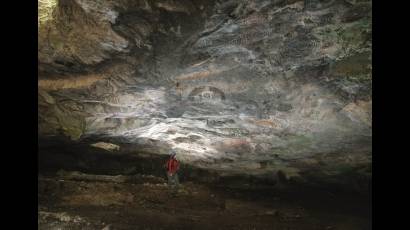 Confirma Esteban Grau que con el empleo de la fotogrametría se van salvando dibujos de la Cueva No. 1 de Punta del Este, en Isla de la Juventud.