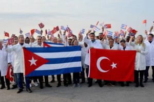 Profesionales de la salud que integraron el Contingente Henry Reeve, llegaron a La Habana este sábado, procedentes de Türkiye.