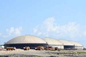 Imagen del 30 de marzo de 2023 de maquinaria durante la construcción de un depósito de petróleo en la Base de Supertanqueros de Matanzas, en la provincia de Matanzas, Cuba. Varias decenas de obreros se afanan el domingo en la construcción de un primer depósito de petróleo tras el gran incendio de agosto pasado que dañó cuatro tanques en la Base de Supertanqueros de Matanzas, la mayor instalación de almacenamiento de combustible en Cuba. (Xinhua/Joaquín Hernández)