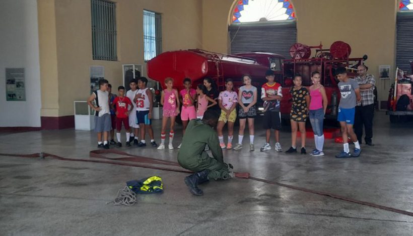 Matanzas: pioneros aprenden sobre el oficio de bomberos