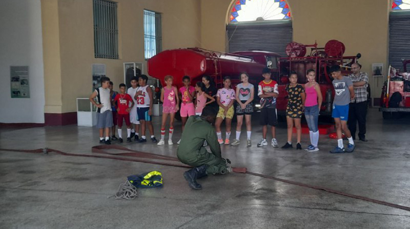 Matanzas: pioneros aprenden sobre el oficio de bomberos