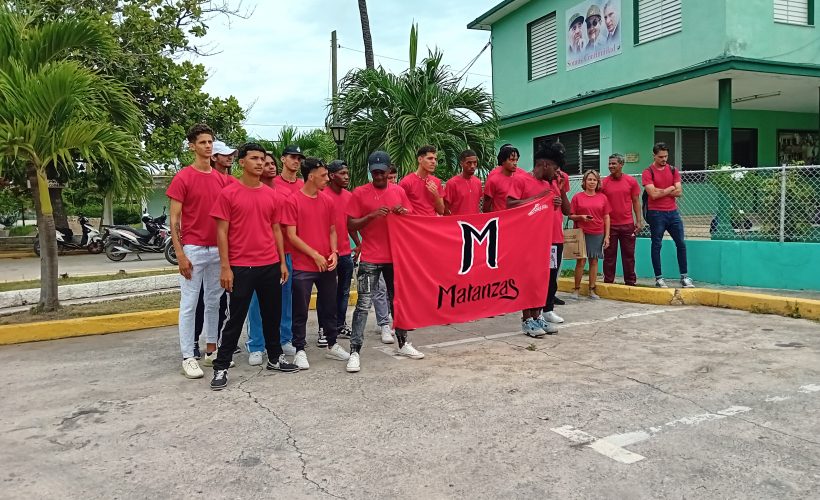 Fue abanderado hoy el equipo yumurino de fútbol sala primera categoría en la sede de la Unión de Jóvenes Comunistas de Matanzas.V