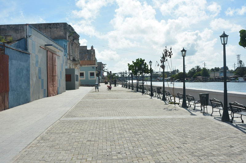 No sé cuándo Nárvaez dejó de ser un paseo peatonal para convertirse en atajo de motos, motorinas y bicicletas.