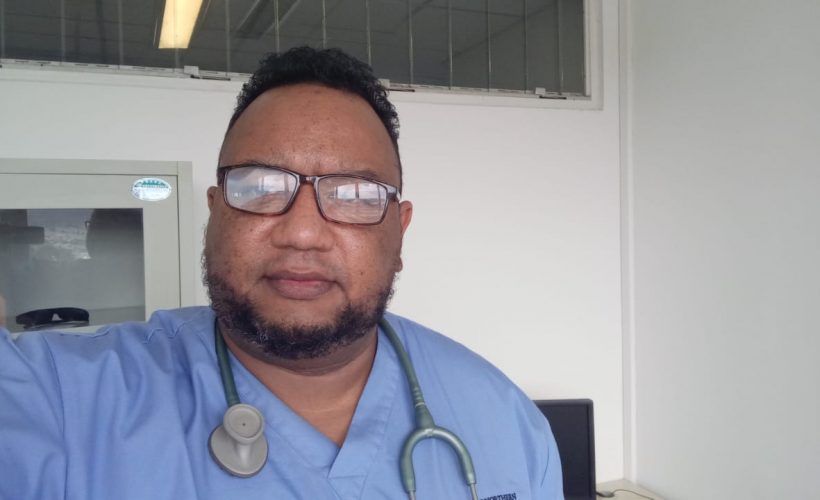 El amor familiar inspira al doctor Carlos, que en cada jornada de labor en el hospital más grande del sur de Angola trata de poner su corazón. 