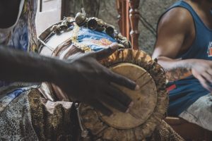 Esta noche hay tambor en casa de Yolanda Chatelain, en el barrio de Pueblo Nuevo, y los ahijados llegan mientras se toca el Oro seco.