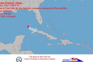 La débil tormenta tropical Arlene durante la madrugada ha perdido en organización, pero mantiene vientos máximos de 65 kilómetros por hora.