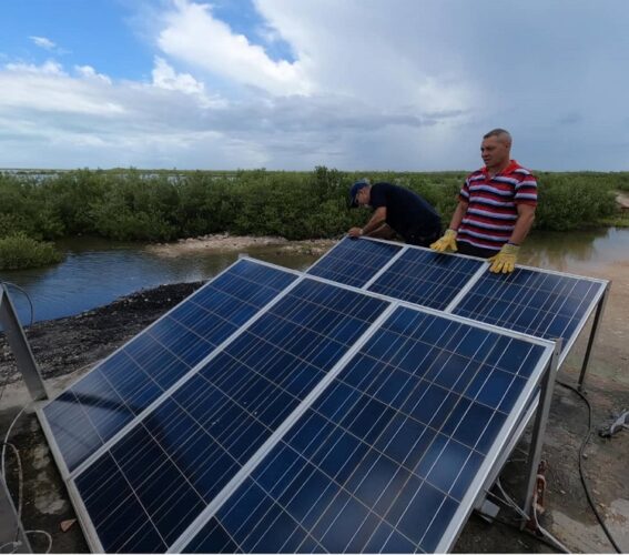 Especialistas de Pinar del Río laboran en el montaje de paneles solares dentro de la reserva de la Biosfera de la Ciénaga de Zapata.