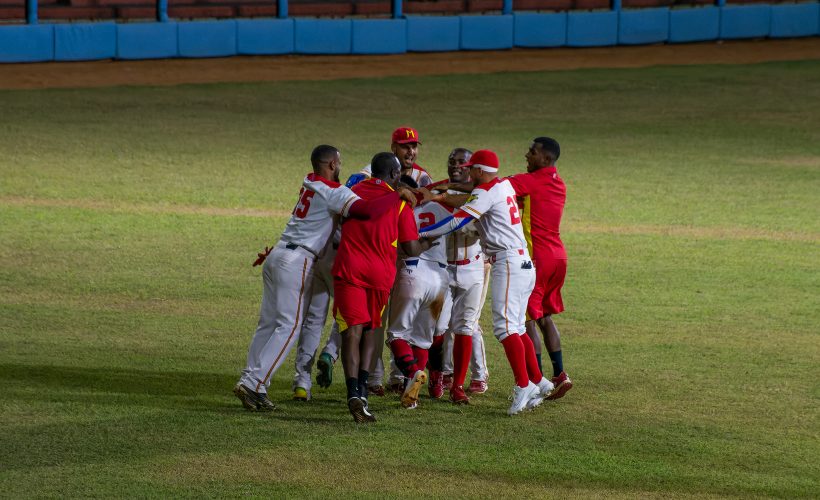 Cocodrilos celebran victoria en quinto juego. Foto Yorexis Cordero