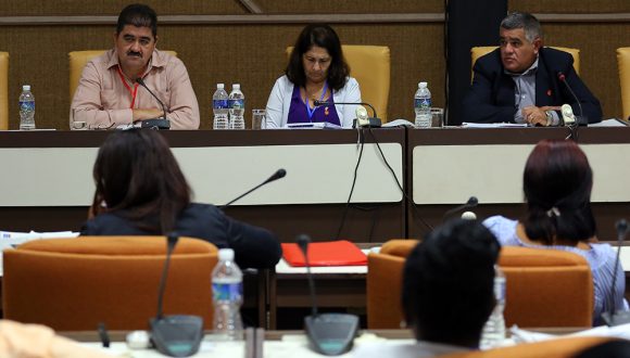 Sobre la producción de alimentos, su comercialización y los precios debatieron este miércoles los diputados de la Comisión Agroalimentaria. Foto Abel Padrón Padilla Cubadebate