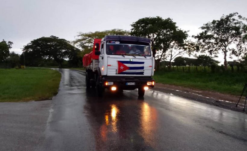 Miembros del secretariado provincial de la CTC, en la provincia de Camagüey, recibieron ayer un donativo procedente de Matanzas.