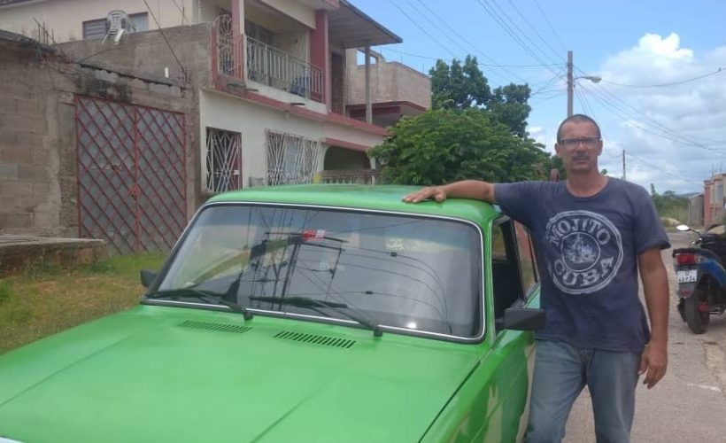 Ariel, conductor de un Combi-Lada verde, durante y después del siniestro ocurrido en la base de supertanqueros, tendió su mano.