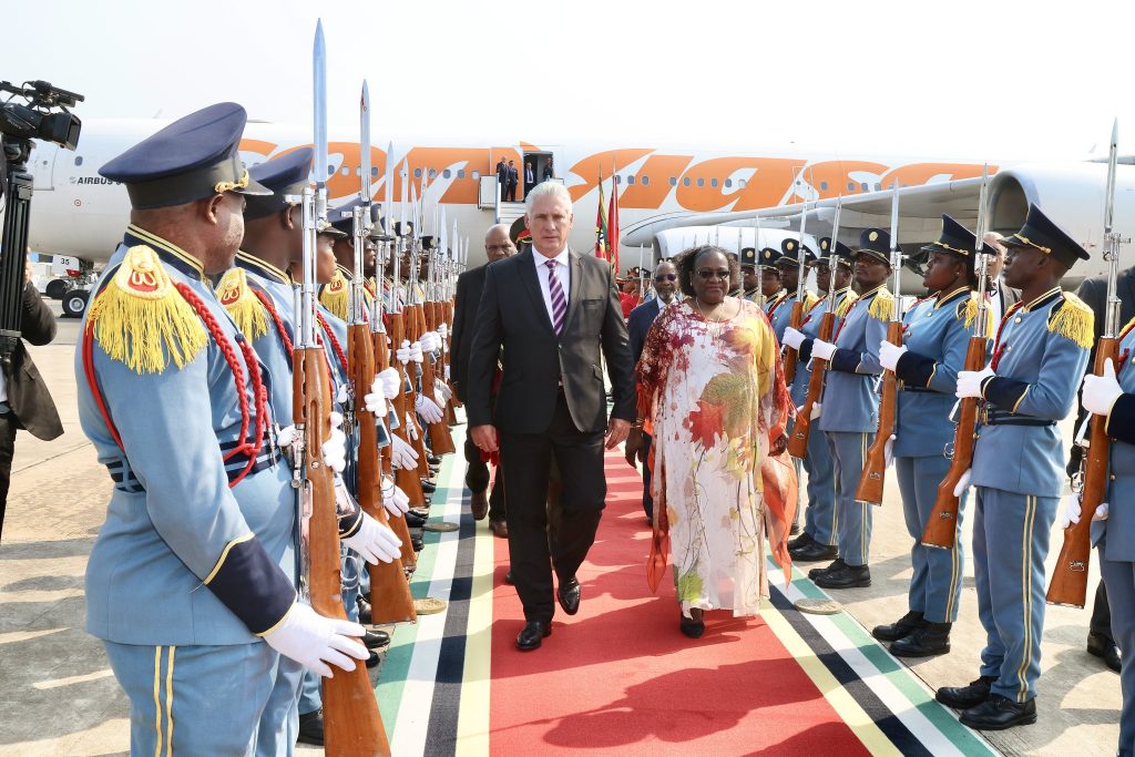 Presidente de Cuba llega a Mozambique para estrechar relaciones.