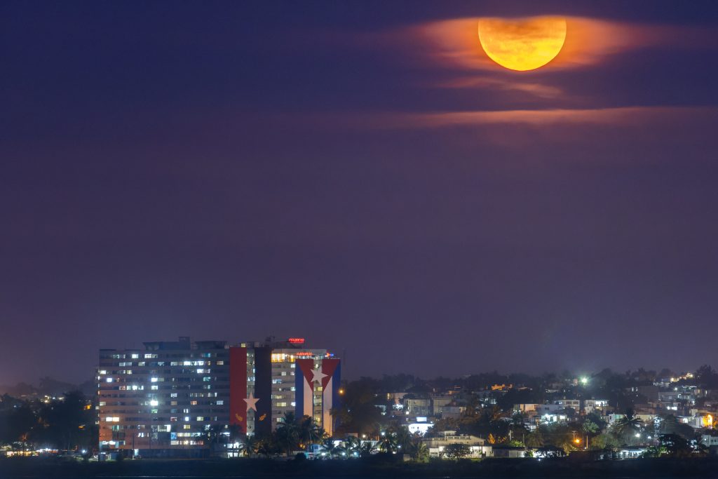 La Luna, el satélite natural de la Tierra, la niña desvelada que desde el cielo custodia los sueños del planeta, no deja de sorprendernos.