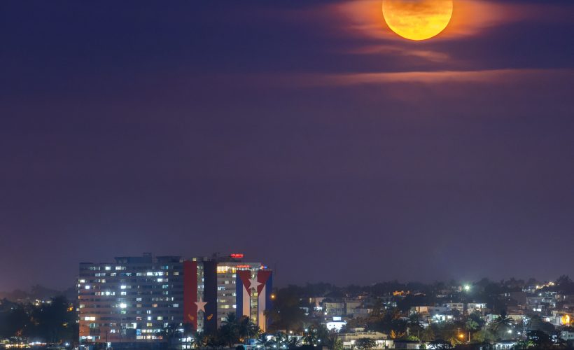 La Luna, el satélite natural de la Tierra, la niña desvelada que desde el cielo custodia los sueños del planeta, no deja de sorprendernos.