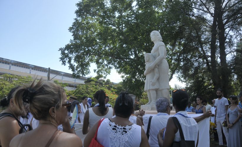 El recién restaurado monumento "A las Madres" es uno de los más icónicos de la ciudad de Matanzas, la Atenas de Cuba.